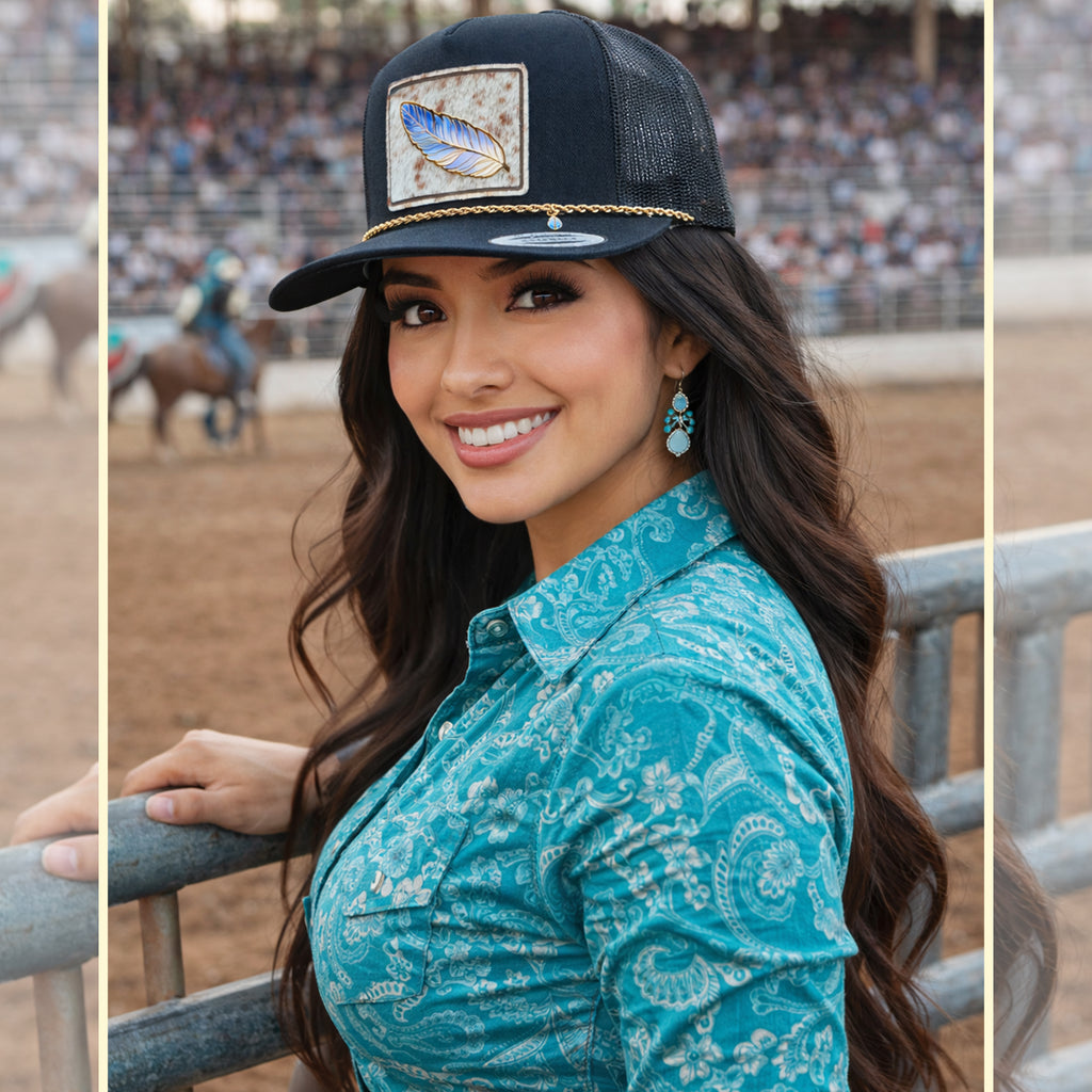 Sombrero de piel de vaca con plumas