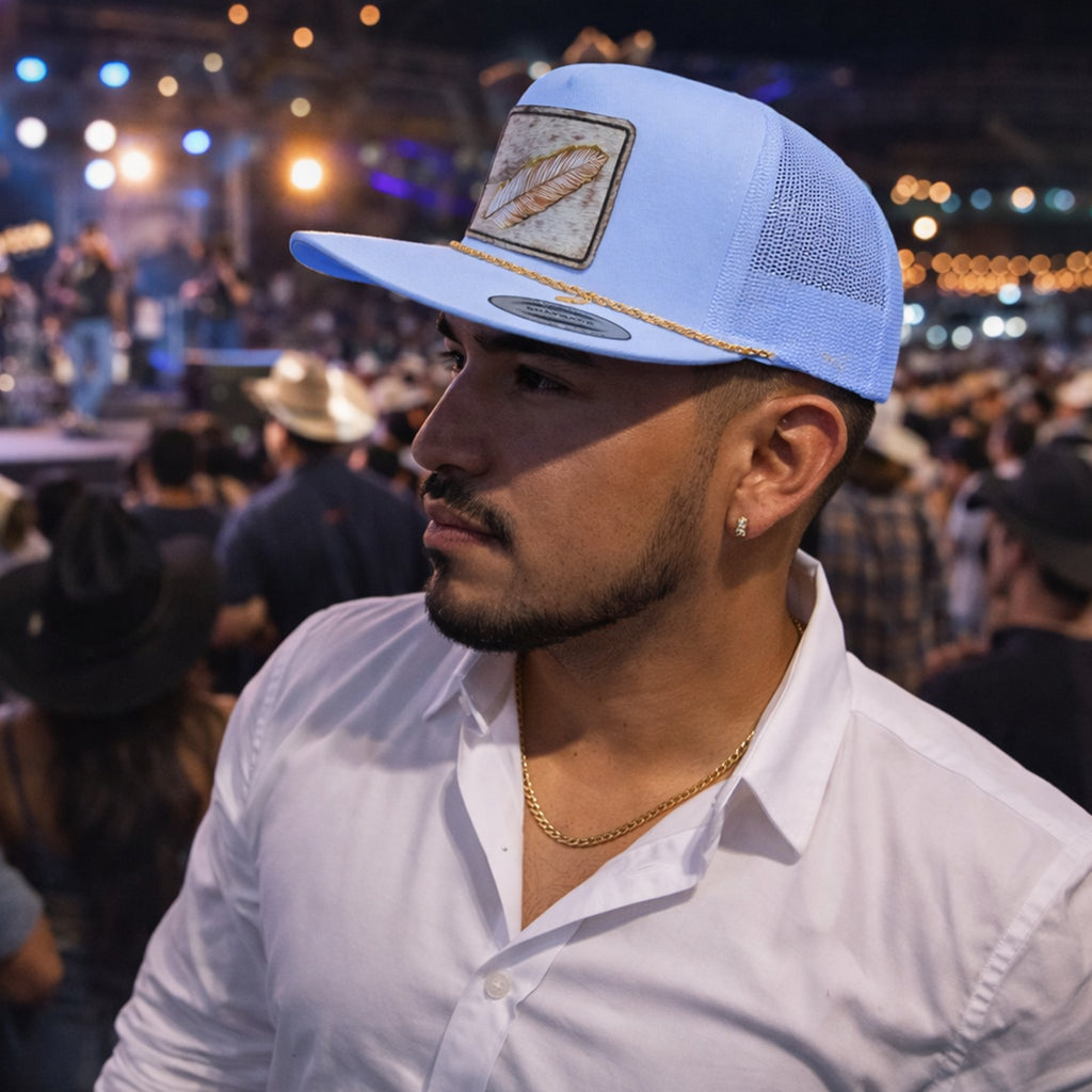 Sombrero de piel de vaca con plumas