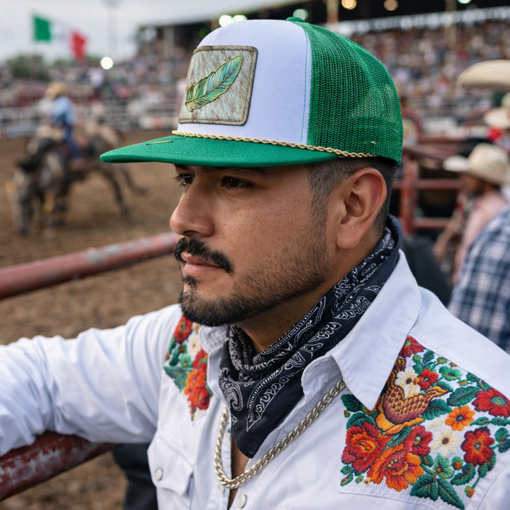 Sombrero de piel de vaca con plumas