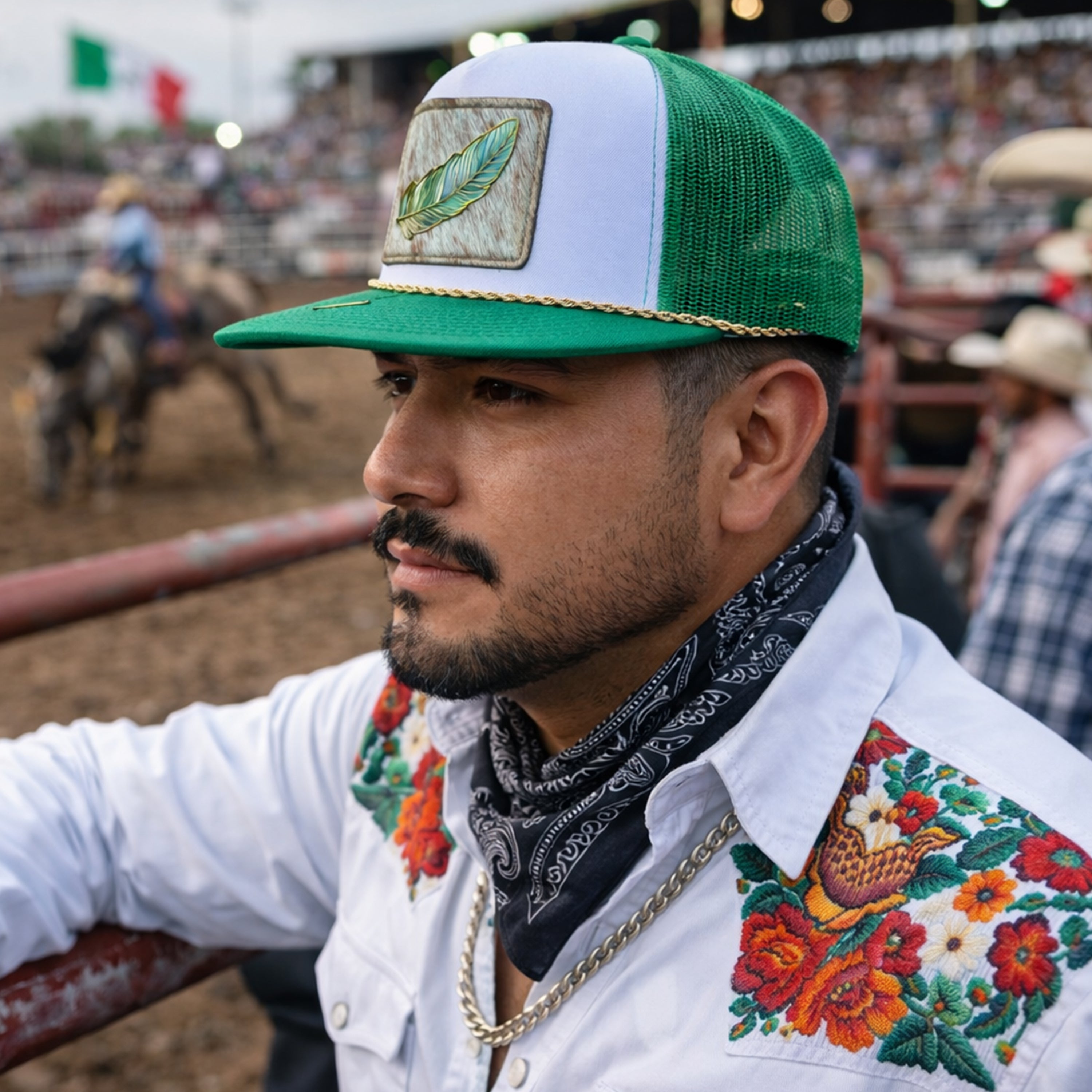 Sombrero de piel de vaca con plumas