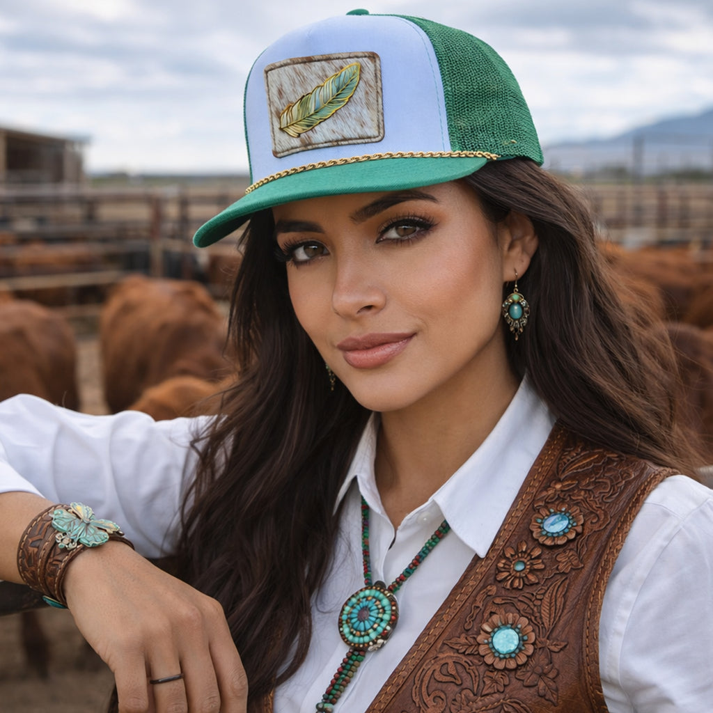 Sombrero de piel de vaca con plumas