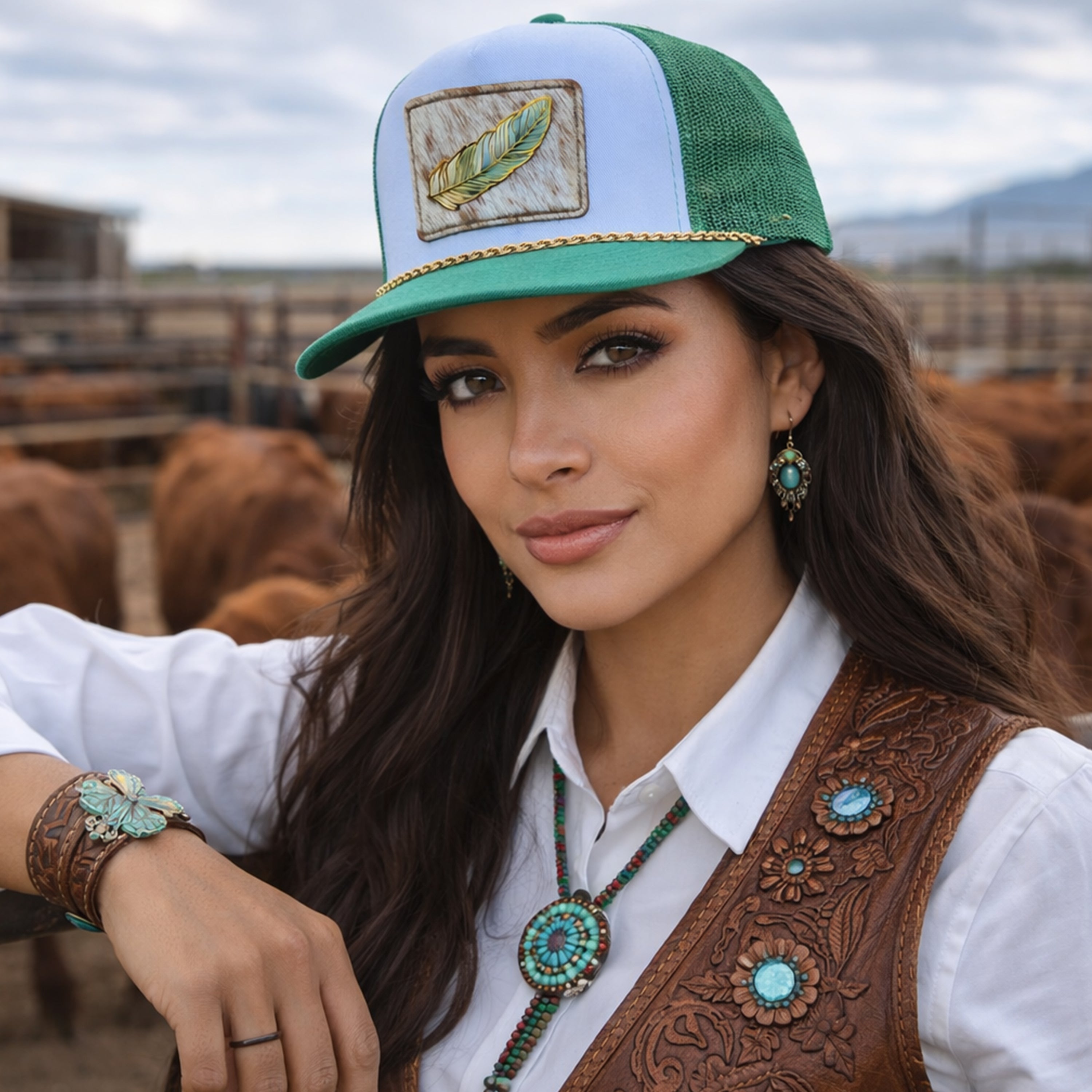 Sombrero de piel de vaca con plumas