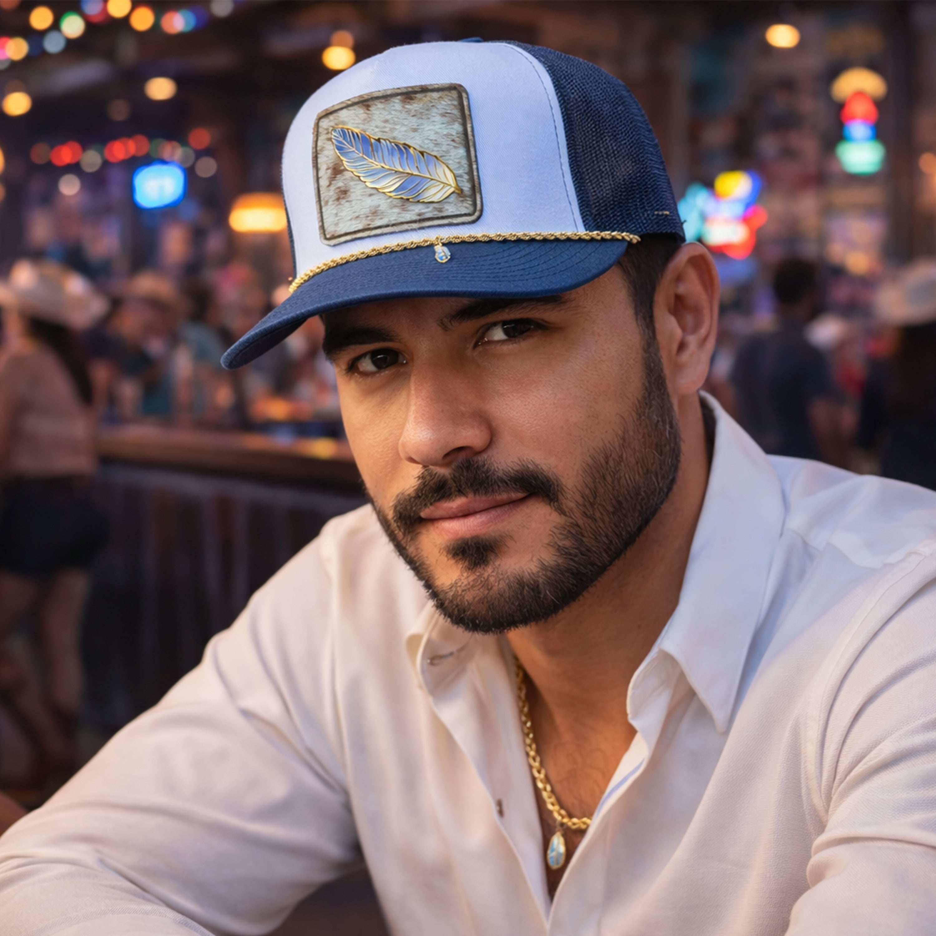 Sombrero de piel de vaca con plumas