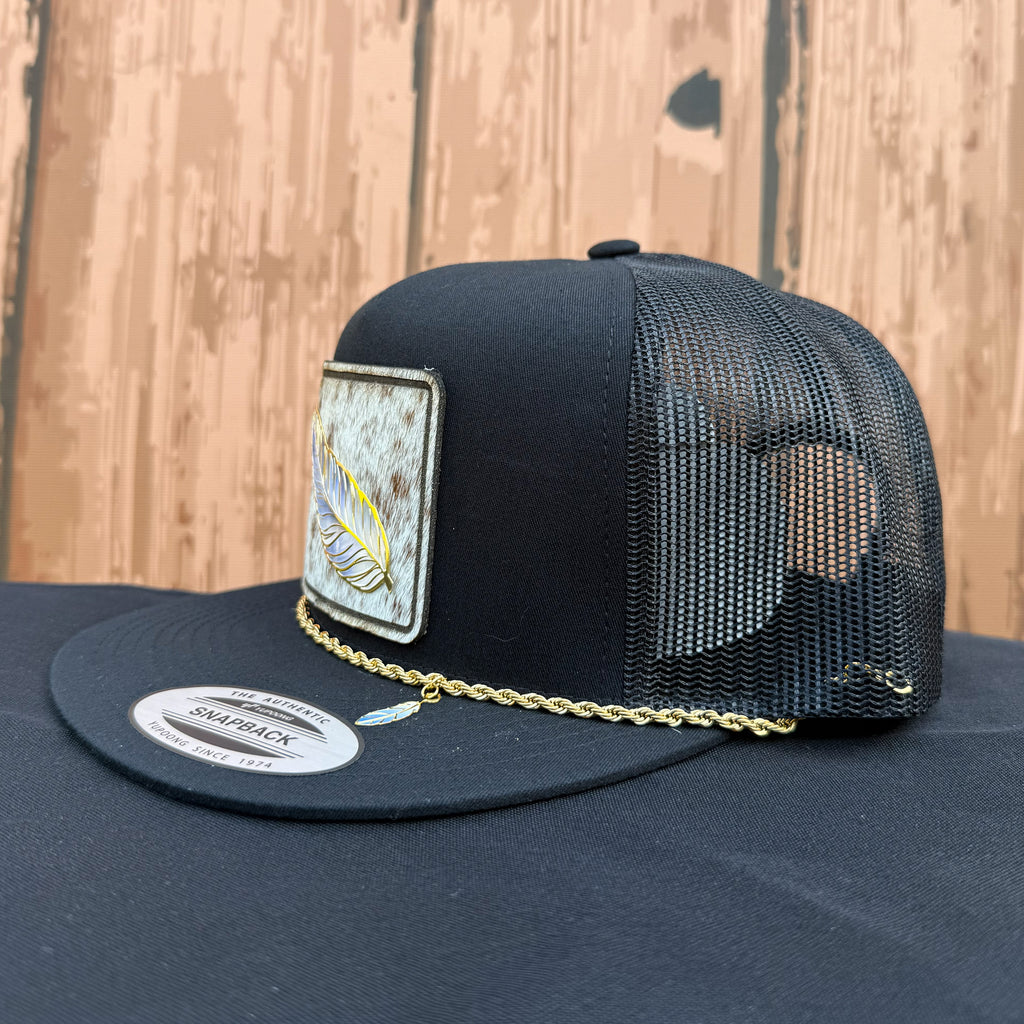 Sombrero de piel de vaca con plumas