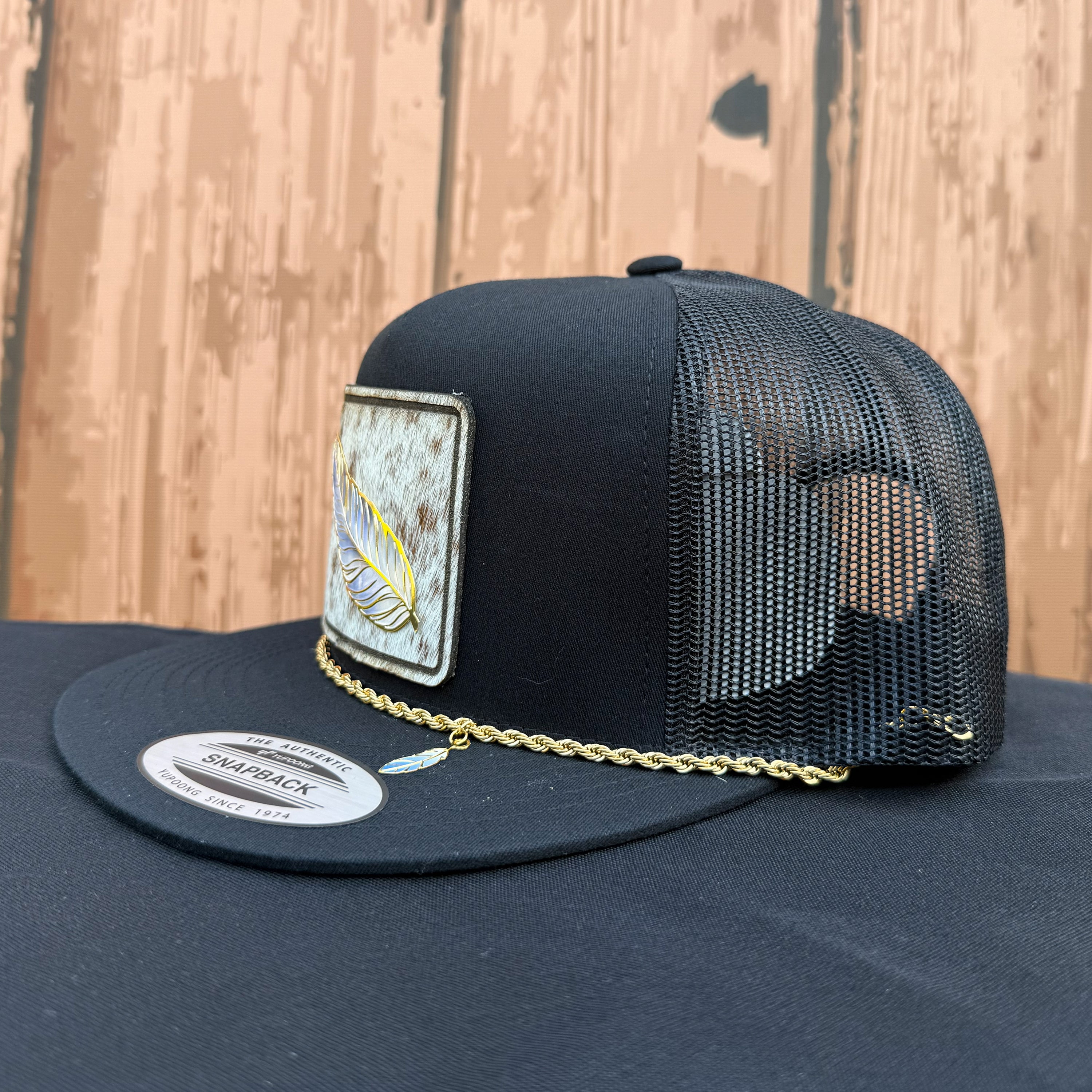 Sombrero de piel de vaca con plumas