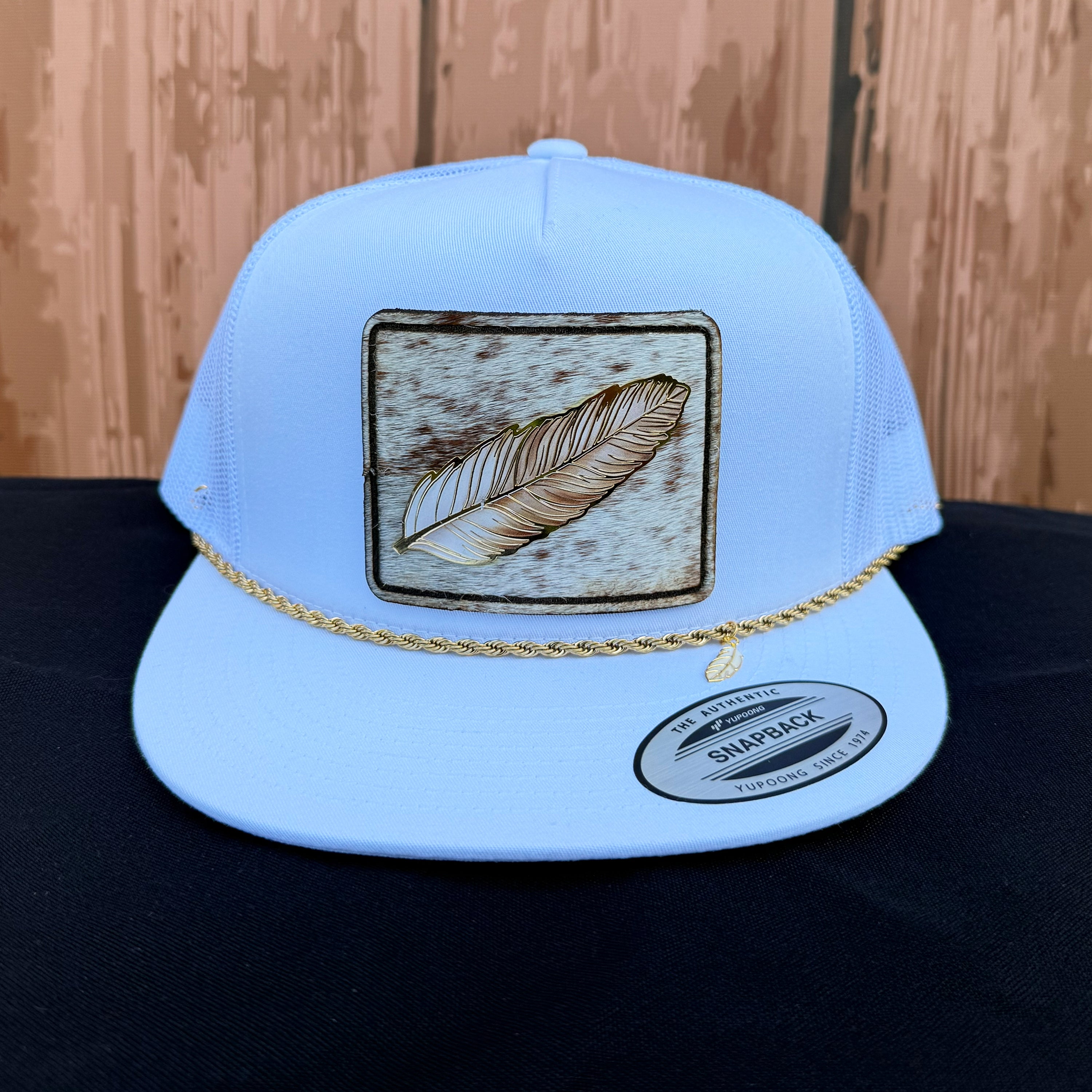 Sombrero de piel de vaca con plumas