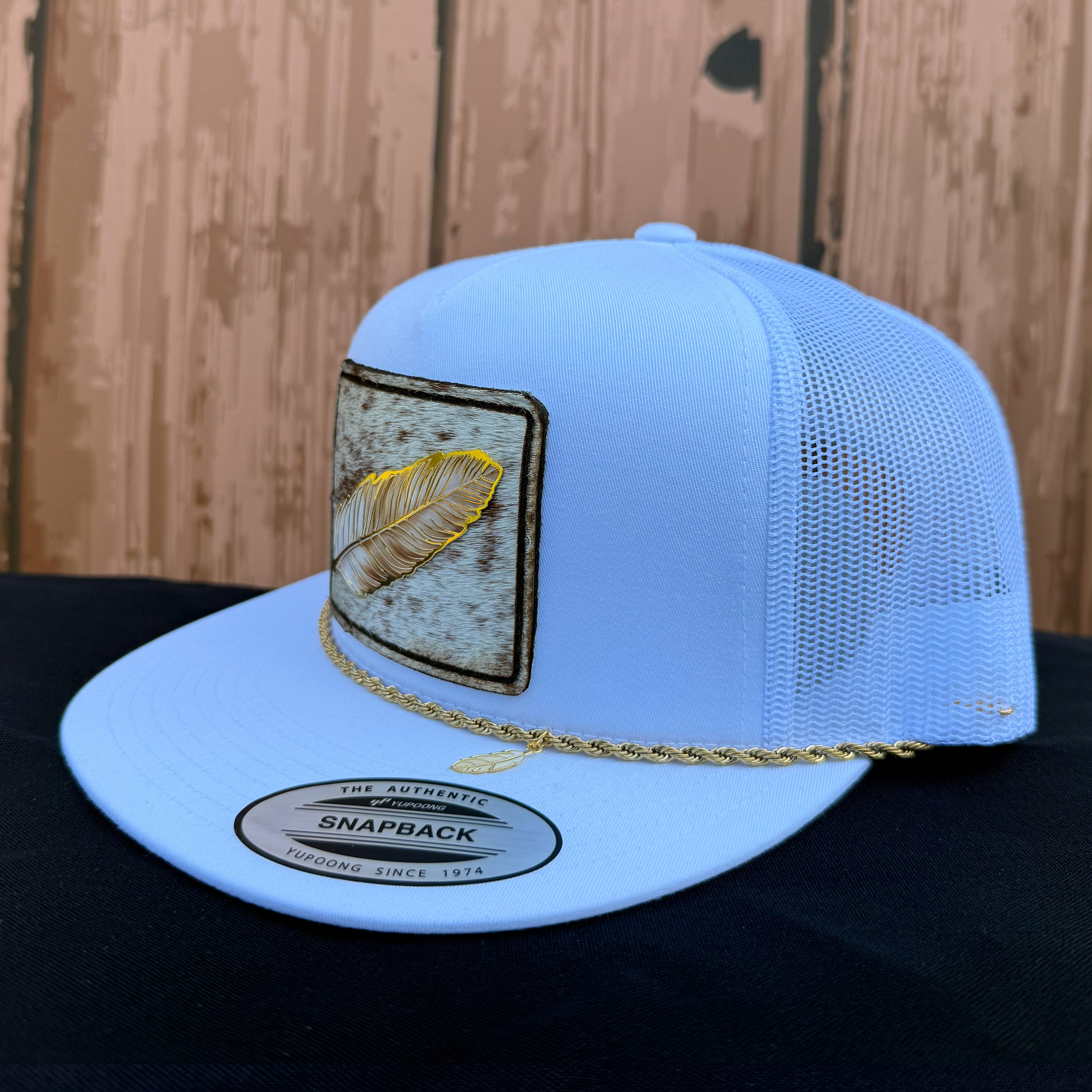 Sombrero de piel de vaca con plumas