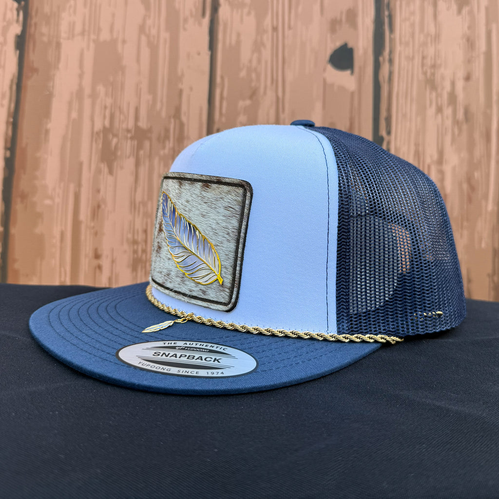 Sombrero de piel de vaca con plumas