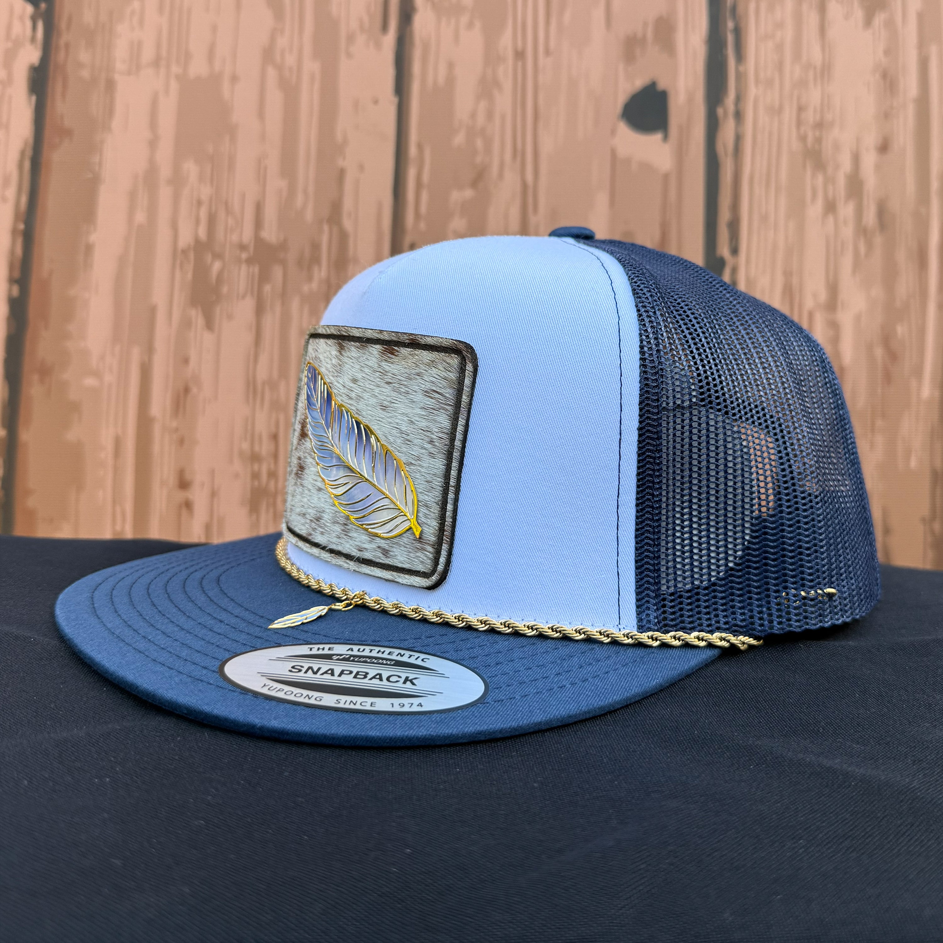 Sombrero de piel de vaca con plumas