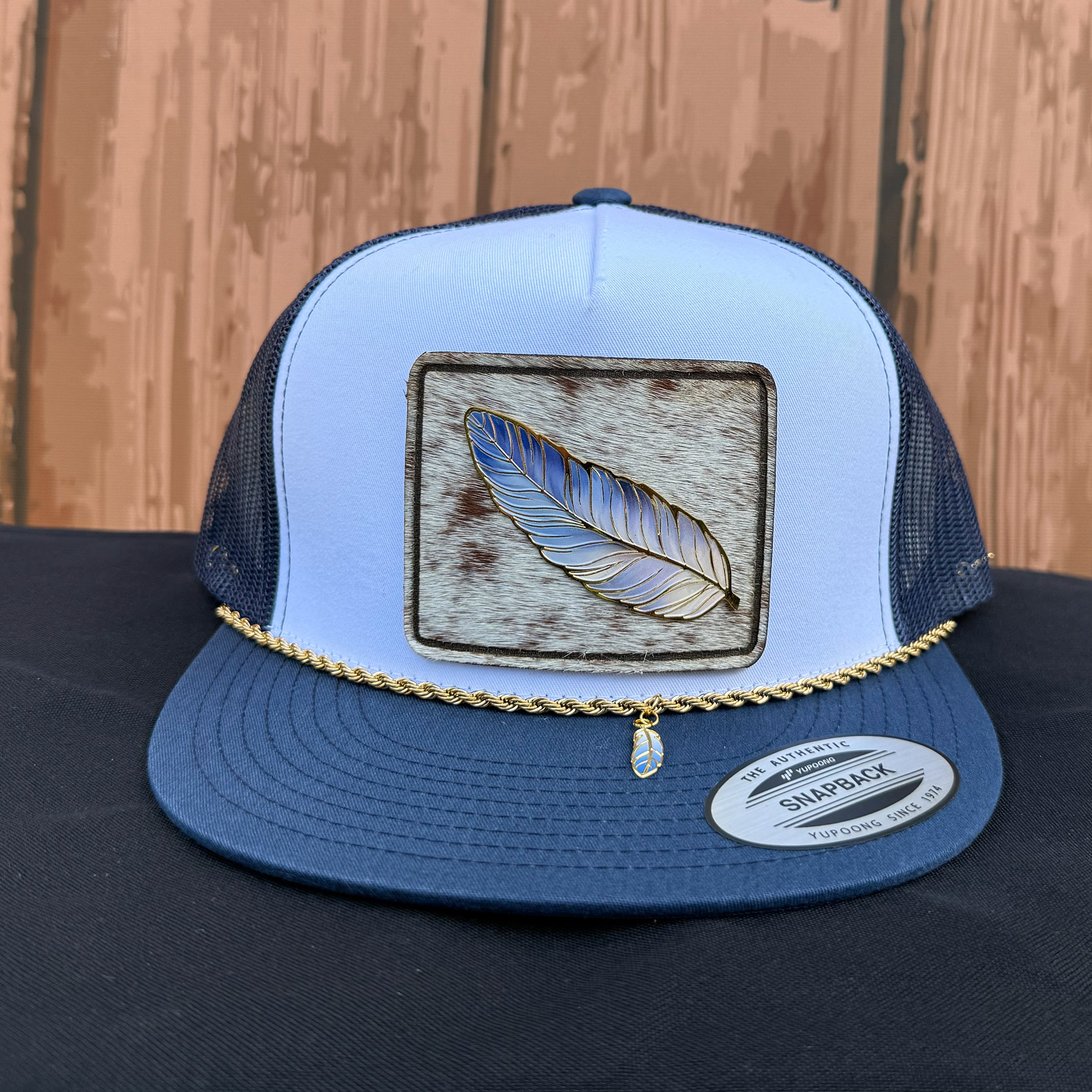 Sombrero de piel de vaca con plumas