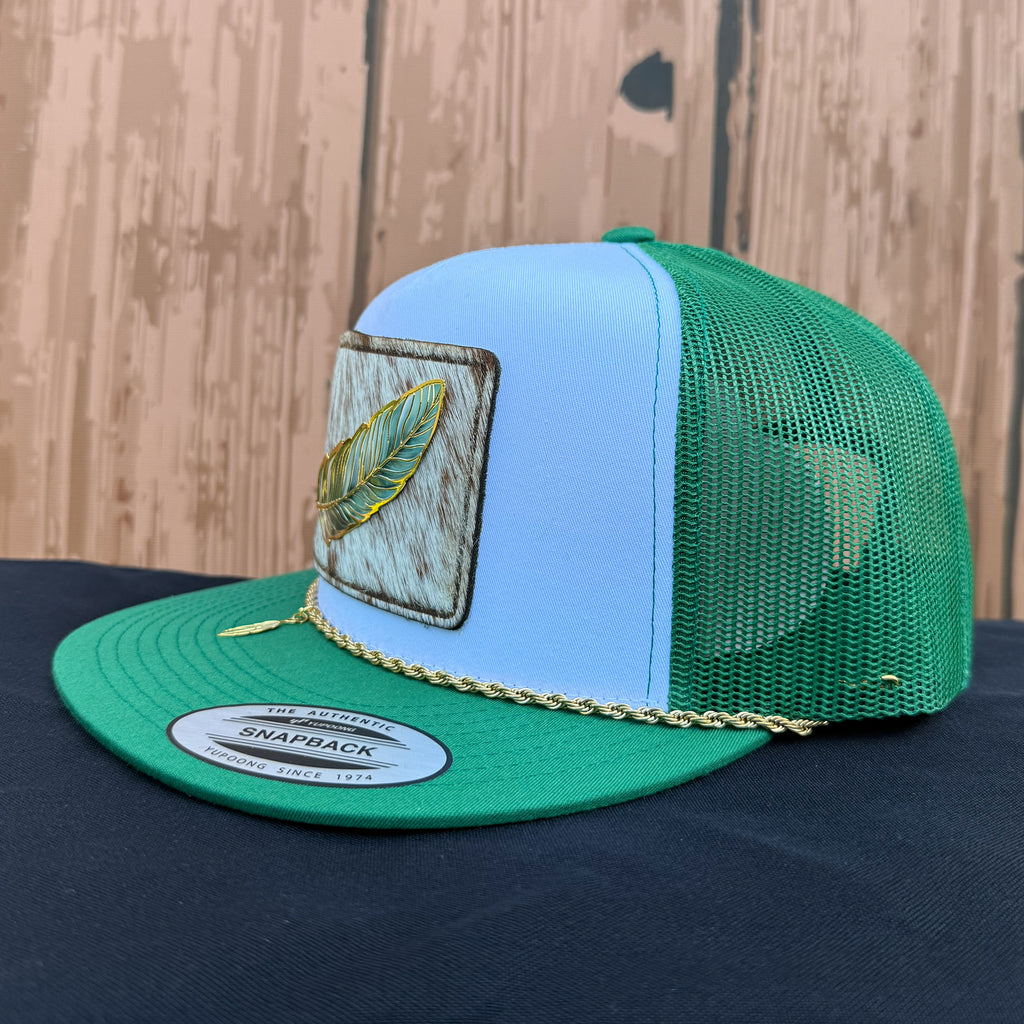 Sombrero de piel de vaca con plumas