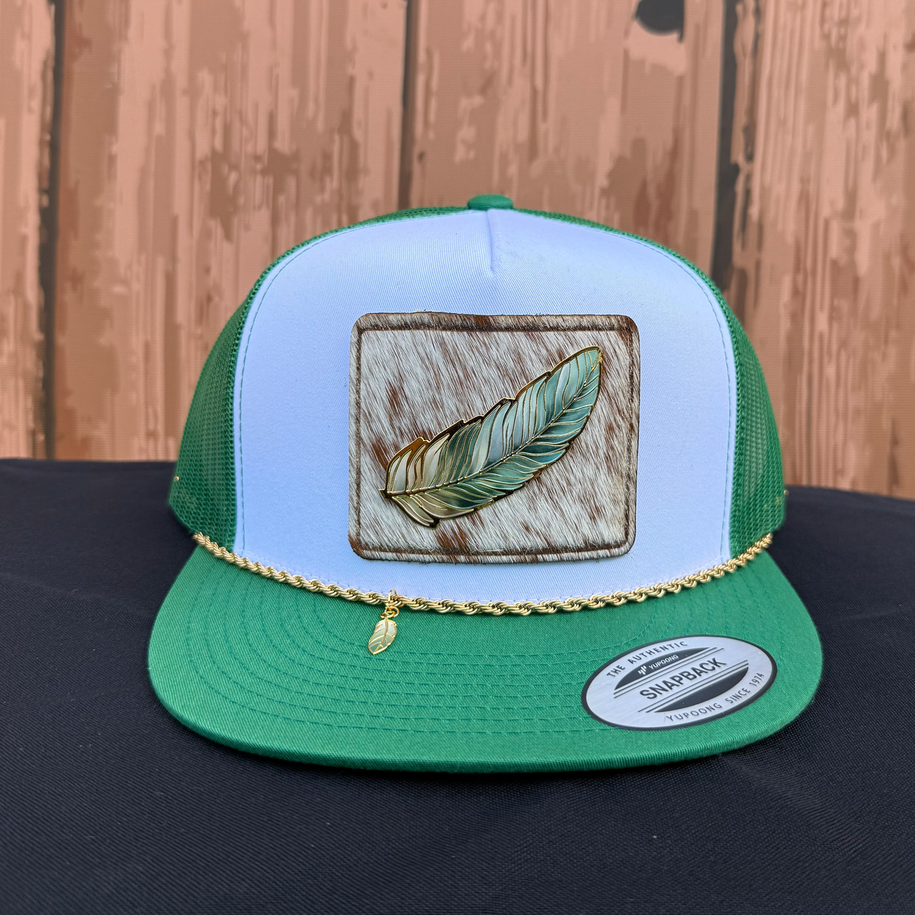 Sombrero de piel de vaca con plumas