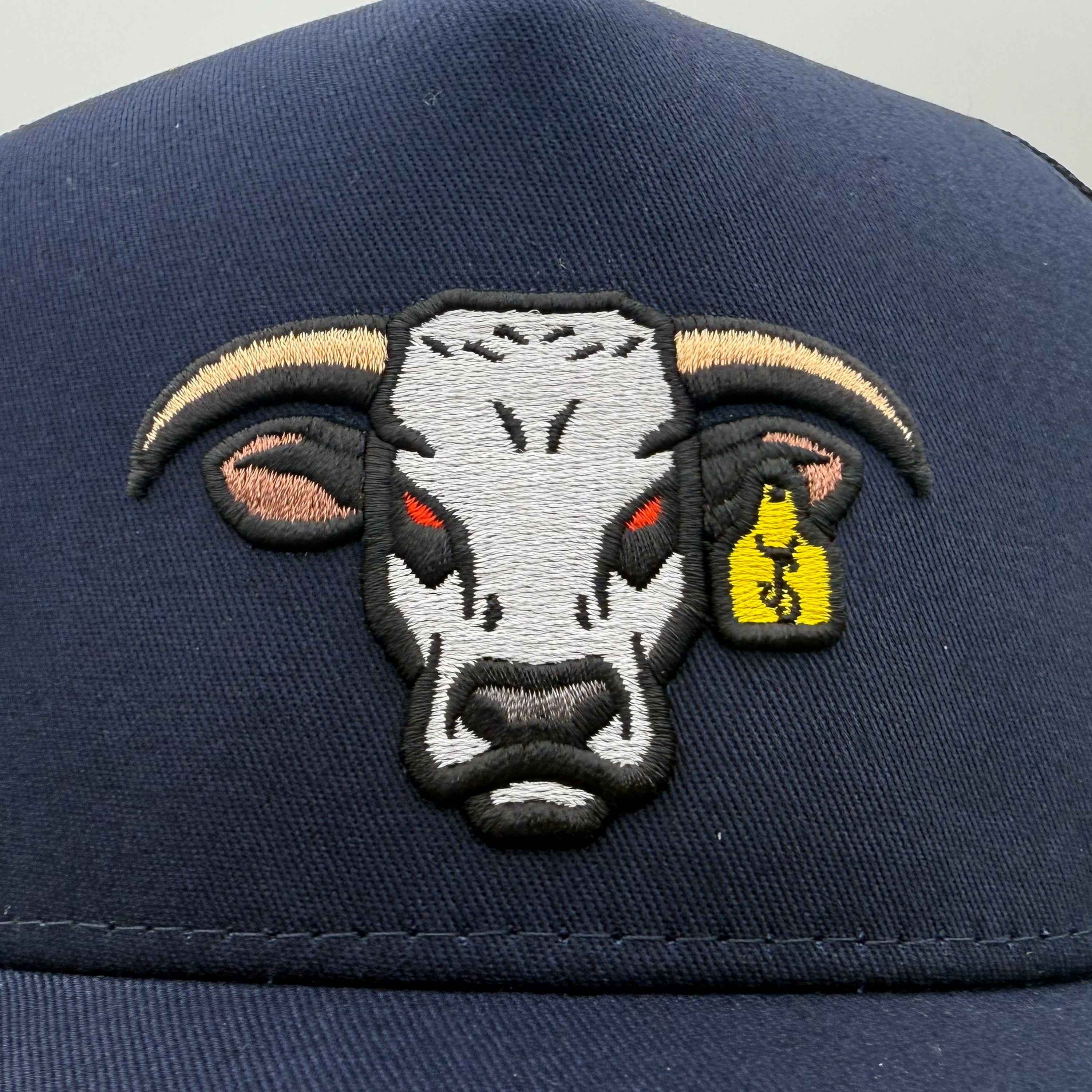 Gorra de camionero azul marino de Mad Bull